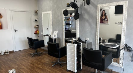 Interno moderno di Lajla Vandelli Hairdresser a Francavilla Al Mare, Abruzzo, IT con sedie e specchi eleganti.