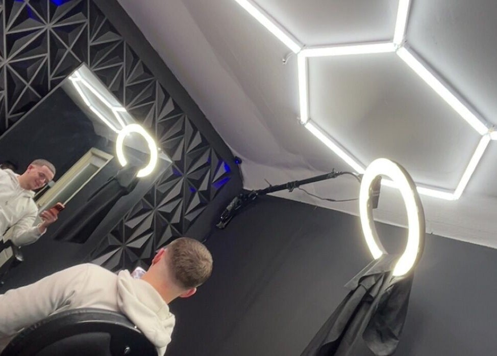 Stijlvolle interieur bij No. 97 | Barber in Eersel, Noord-brabant, NL met moderne verlichting en decor.