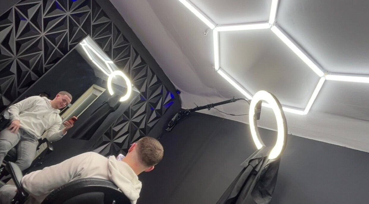 Stijlvolle interieur bij No. 97 | Barber in Eersel, Noord-brabant, NL met moderne verlichting en decor.