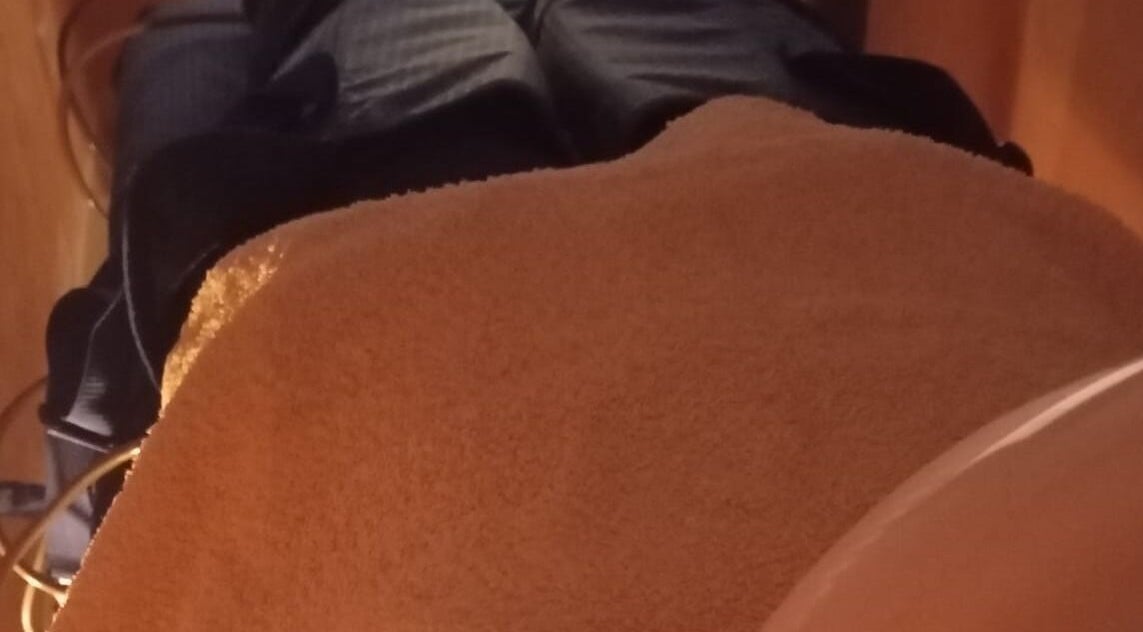 Persona recibiendo tratamiento relajante en Centro de Estetica y Belleza Flor de Azahar, Úbeda, Andalucía, ES.