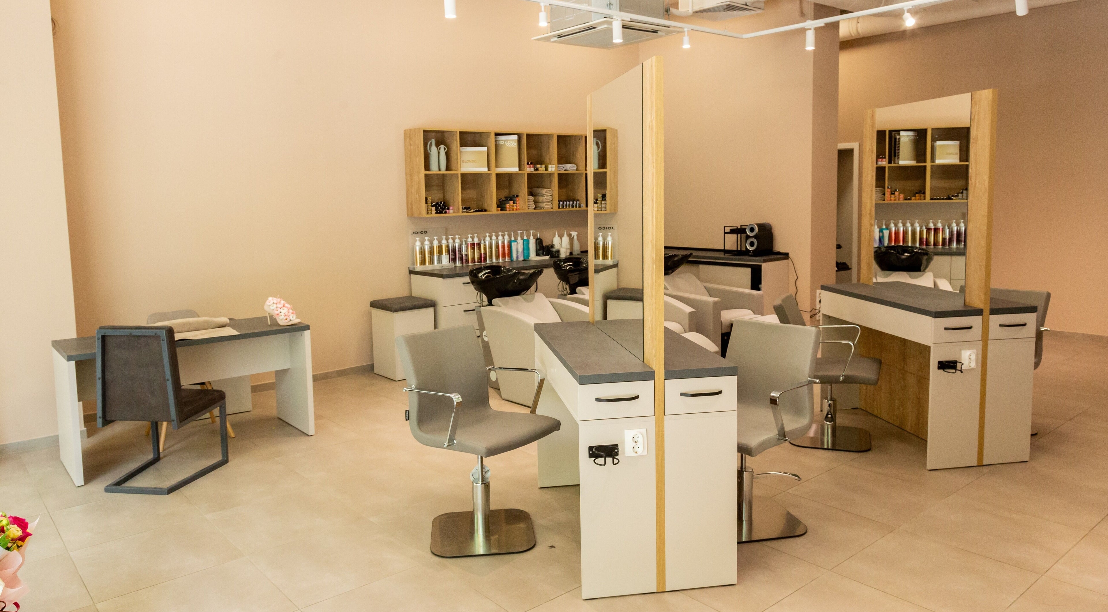 Модерен салон Beauty Vibe by Yanitsa Tomova в София, Област София, BG с комфортни седалки и стилизирани огледала.