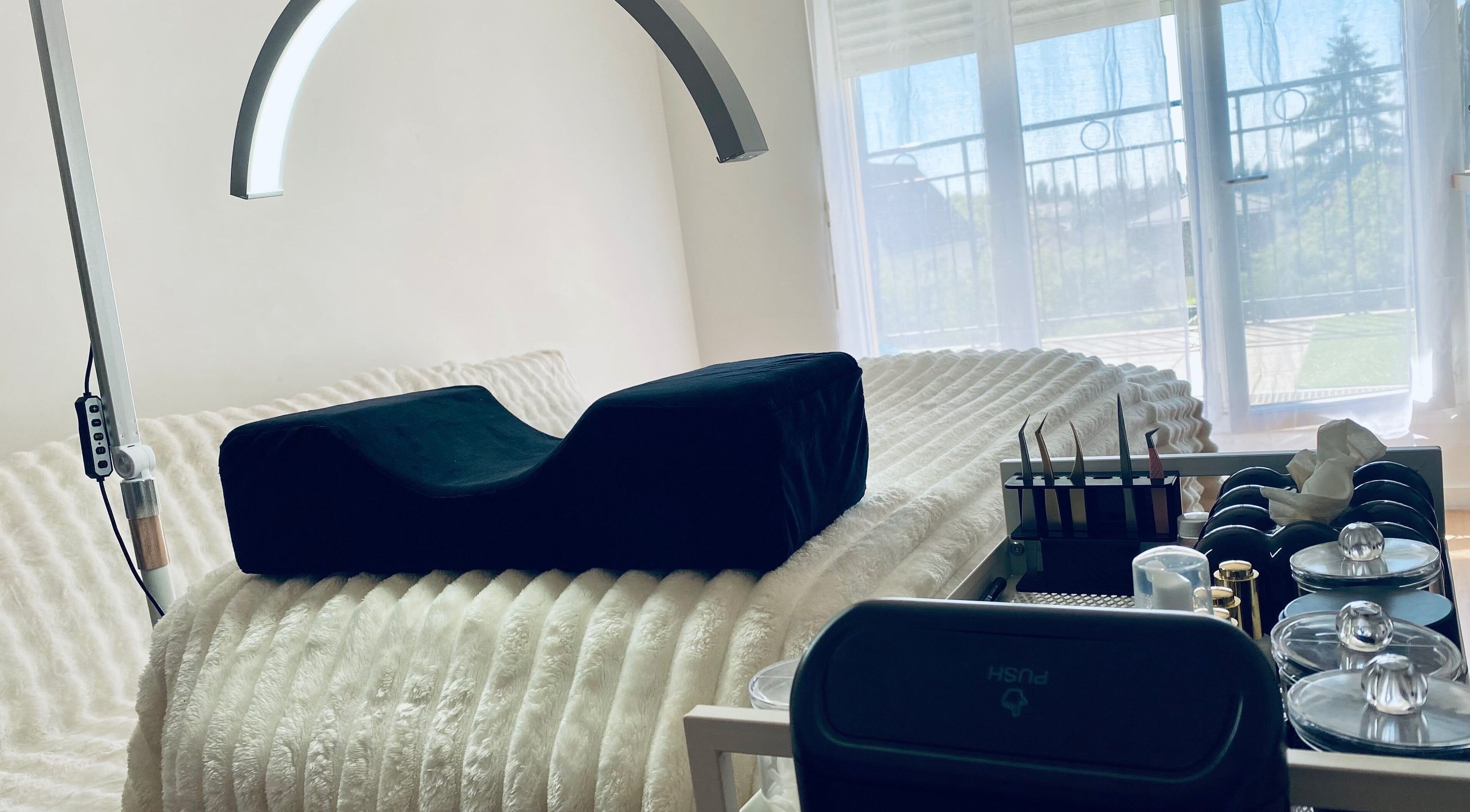 Table de soins élégante à Studio Kitsu, Villiers-sur-Marne, Île-de-France, FR.