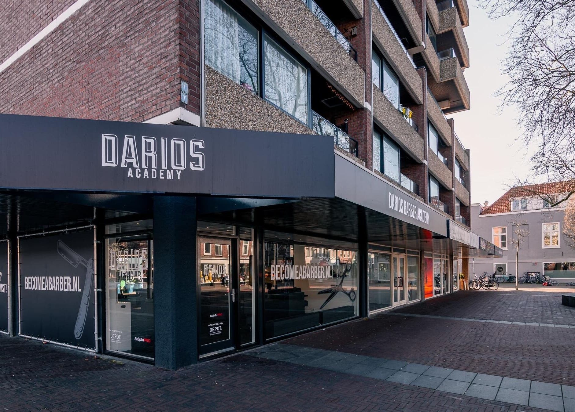 Vooraanzicht van Darios Academy, Haarlem, Noord-holland, NL. Moderne gevel met opvallende branding.