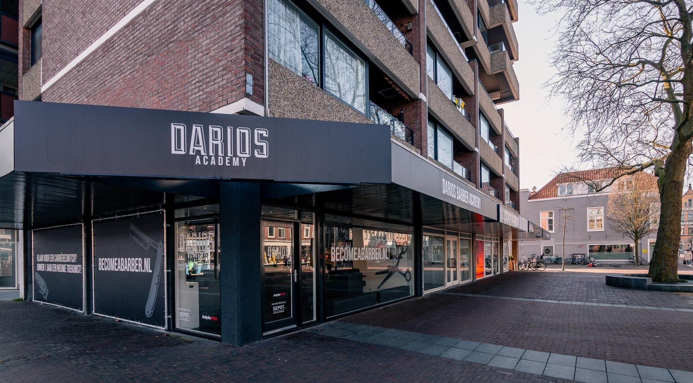 Vooraanzicht van Darios Academy, Haarlem, Noord-holland, NL. Moderne gevel met opvallende branding.