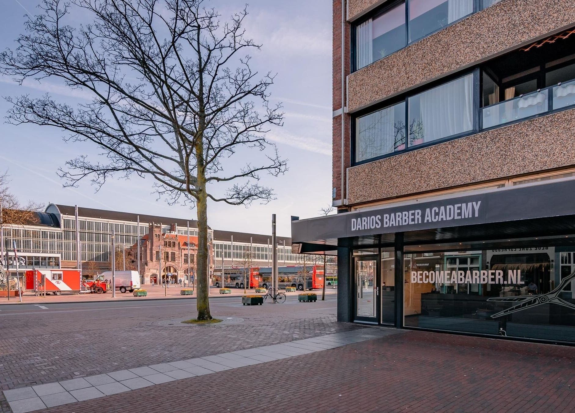 Vooraanzicht van Darios Academy in Haarlem, Noord-holland, NL met moderne gevel en grote ramen.