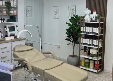 Relaxing treatment room at Elite Aesthetics By Arlene, Aguadilla, Aguadilla, PR, featuring a plush recliner.