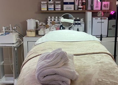 Relaxing treatment room at Elite Aesthetics By Arlene, Aguadilla, PR, showcasing a neatly arranged spa bed and equipment.