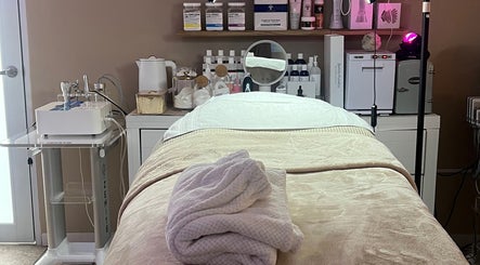 Relaxing treatment room at Elite Aesthetics By Arlene, Aguadilla, PR, showcasing a neatly arranged spa bed and equipment.