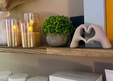 Decorative shelf at Elite Aesthetics By Arlene, Aguadilla, Aguadilla, PR. Features candles and plants.