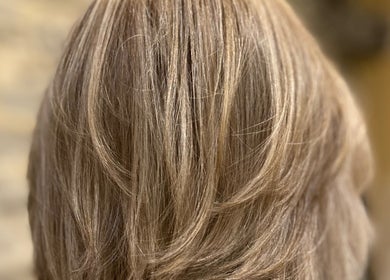 Elegant blonde hairstyle at Samantha Quick Hair, Niagara Falls, Ontario, CA, highlighting sleek layers.