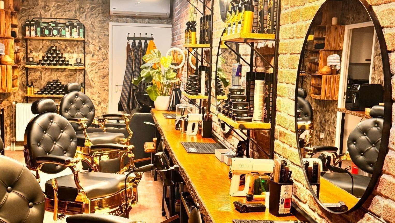 Interieur van Barber Gold in Enschede, Overijssel, NL met luxe stoelen en verzorgingsproducten.