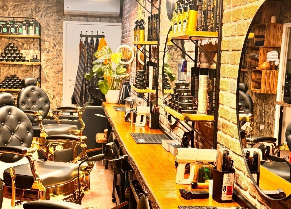 Interieur van Barber Gold in Enschede, Overijssel, NL met luxe stoelen en verzorgingsproducten.