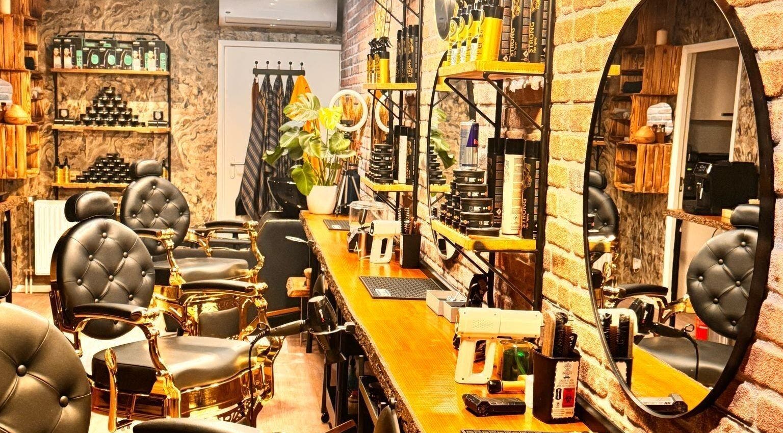 Interieur van Barber Gold in Enschede, Overijssel, NL met luxe stoelen en verzorgingsproducten.