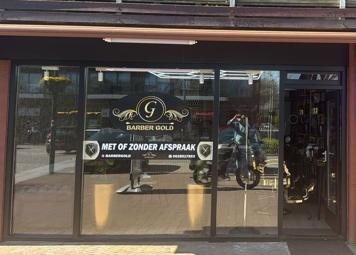 Entree van Barber Gold in Enschede, Overijssel, NL. Modern en uitnodigend met grote ramen.