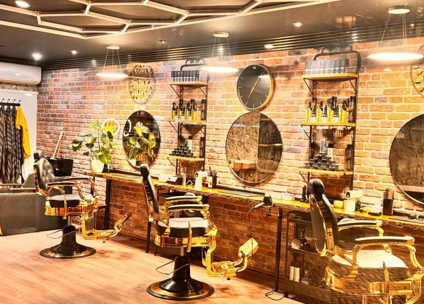 Interieur van Barber Gold in Enschede, Overijssel, NL. Moderne kappersstoelen en stijlvolle inrichting.