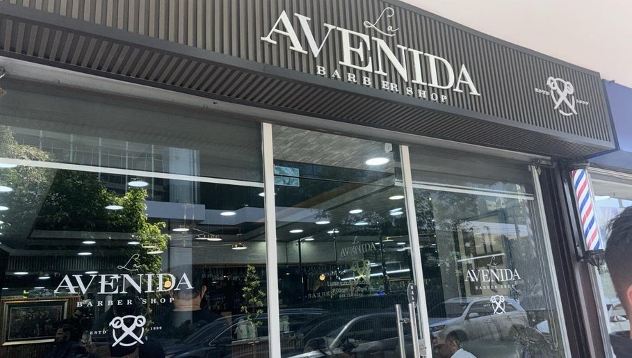 Fachada de Taggeo Barber Service en Santo Domingo, Distrito Nacional, DO, mostrando el elegante diseño del lugar.