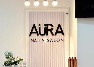 Recepción de Aura Nails Salón con elegante letrero en Tijuana, Baja California, MX.