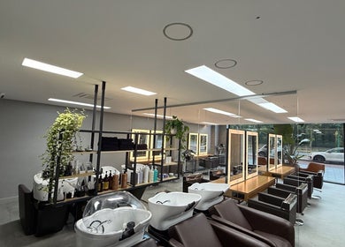 Modern interior of GP Hair Experience in Amsterdam, Noord-Holland, NL with salon chairs and mirrors.