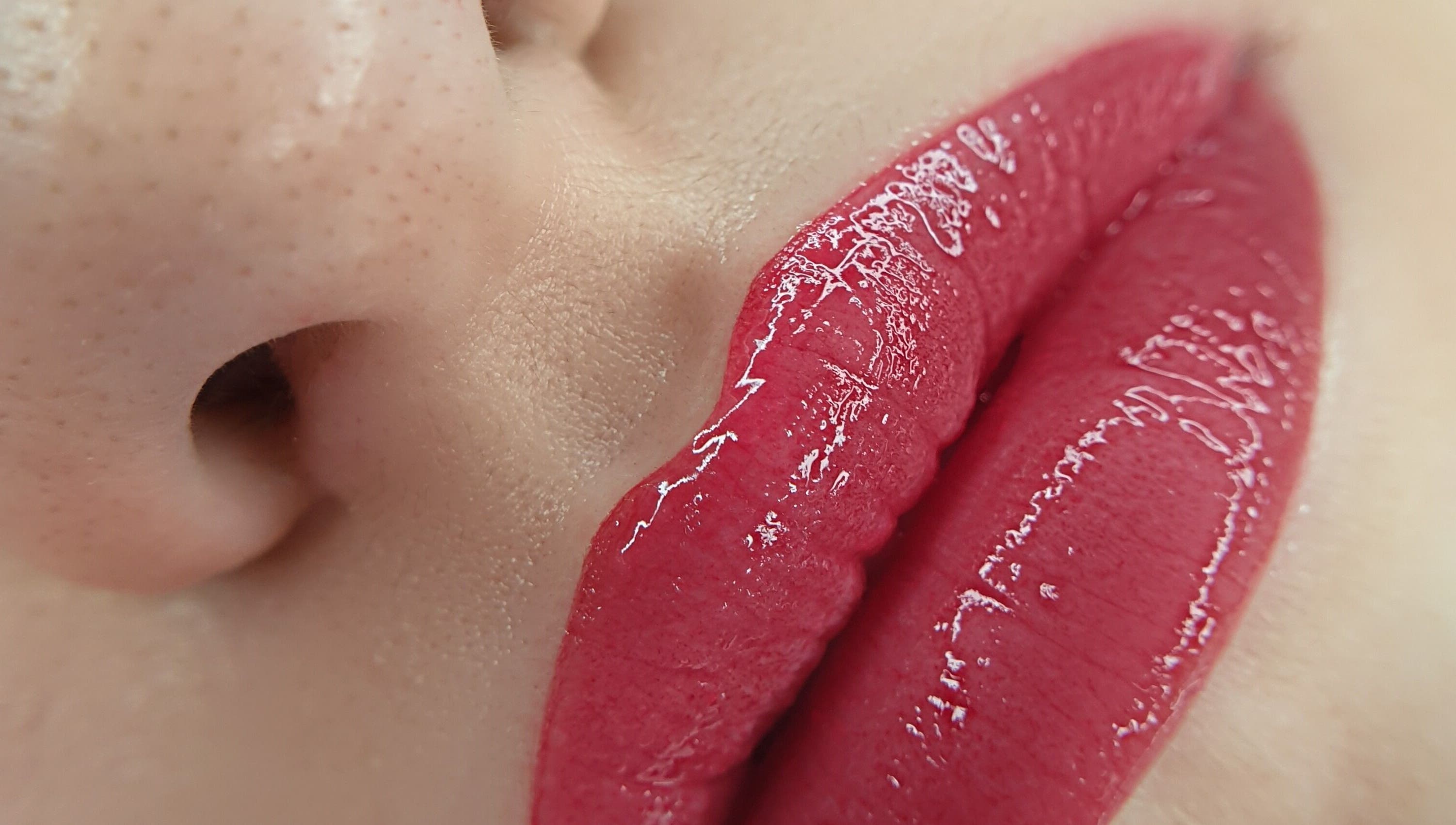 Buza cu ruj roșu strălucitor la Academia de Micropigmentare Eliza Nae_Balotesti_Ilfov, Balotești, Județul Ilfov, RO.