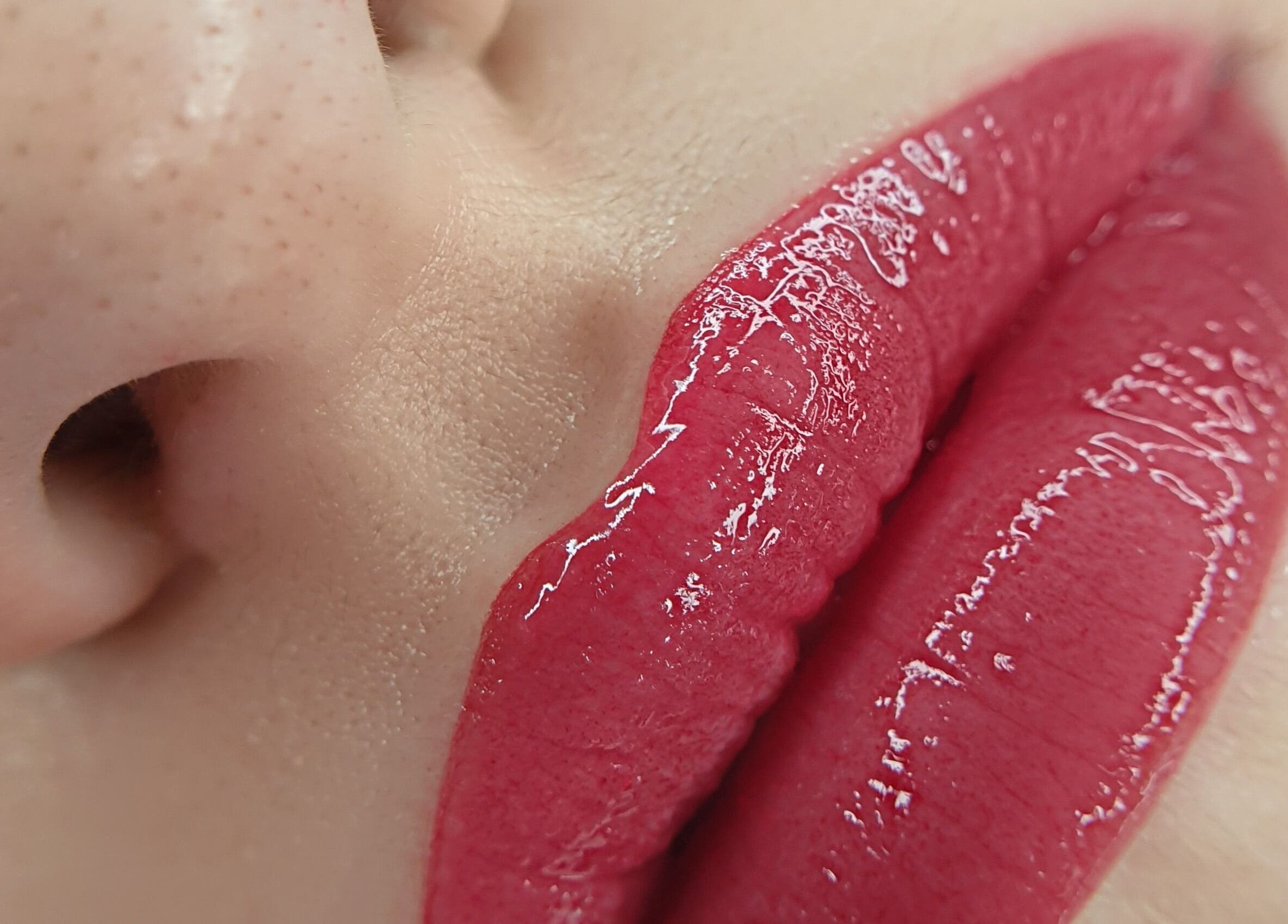 Buza cu ruj roșu strălucitor la Academia de Micropigmentare Eliza Nae_Balotesti_Ilfov, Balotești, Județul Ilfov, RO.