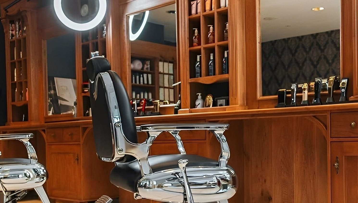 Elegante kapperstoel in Blessed Cuts, Boxtel, Noord-brabant, NL met stijlvolle houten inrichting.