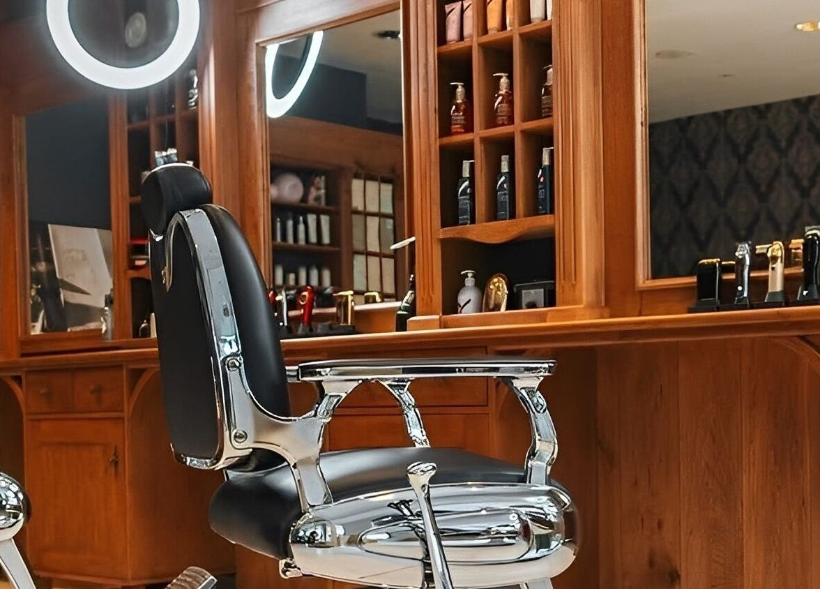 Elegante kapperstoel in Blessed Cuts, Boxtel, Noord-brabant, NL met stijlvolle houten inrichting.