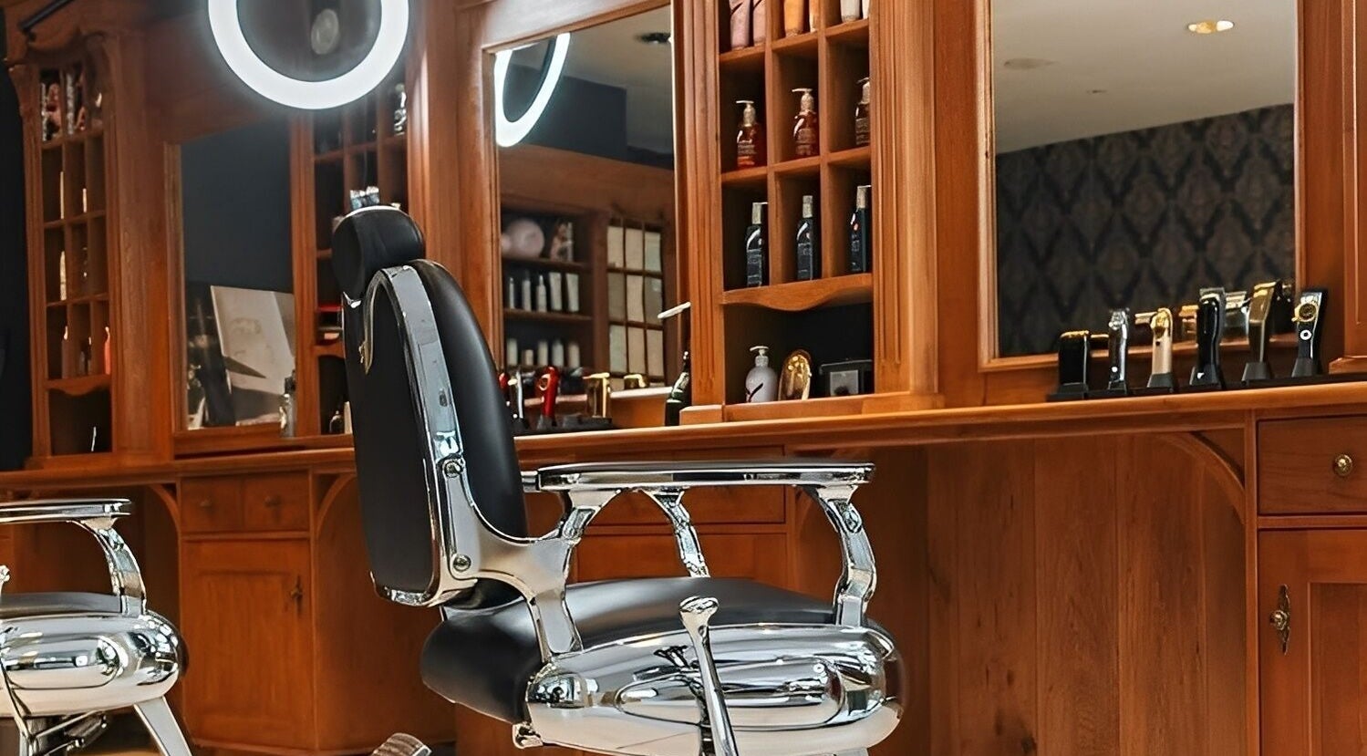 Elegante kapperstoel in Blessed Cuts, Boxtel, Noord-brabant, NL met stijlvolle houten inrichting.