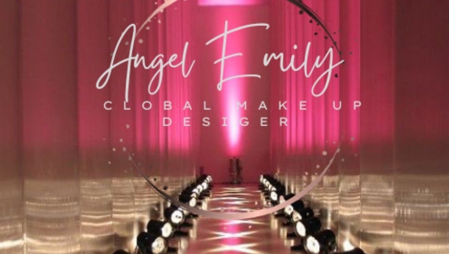 Φωτισμένος διάδρομος στο Angel Emily Global Makeup Designer, Λάρισα, GR, με ροζ αποχρώσεις.