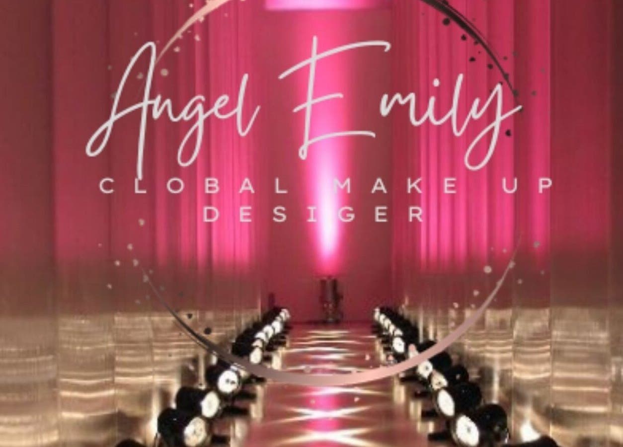 Φωτισμένος διάδρομος στο Angel Emily Global Makeup Designer, Λάρισα, GR, με ροζ αποχρώσεις.