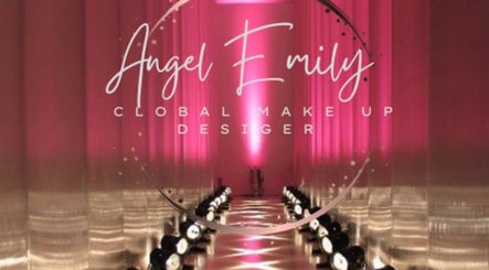 Φωτισμένος διάδρομος στο Angel Emily Global Makeup Designer, Λάρισα, GR, με ροζ αποχρώσεις.