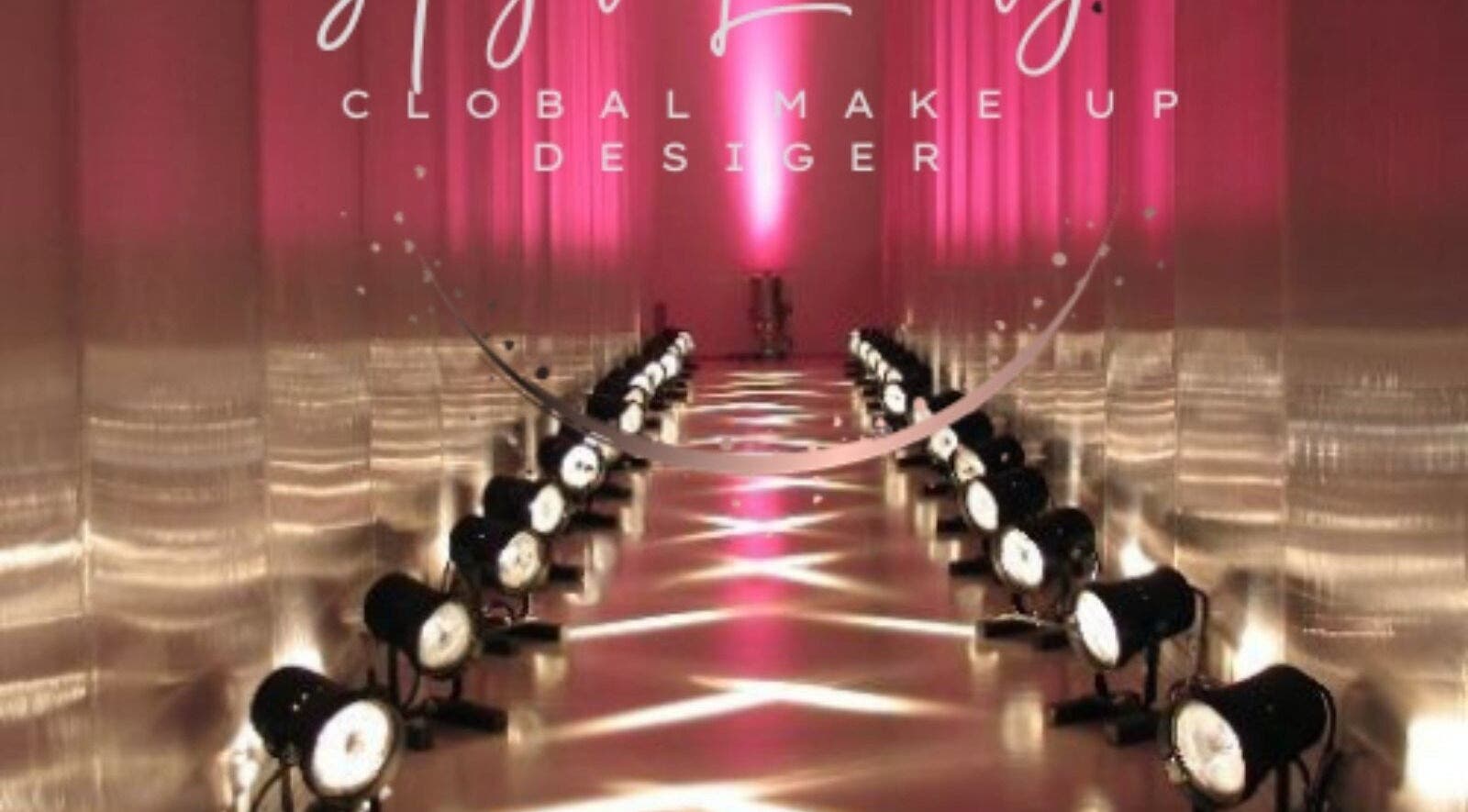 Εκθαμβωτική είσοδος στο Angel Emily Global Makeup Designer στη Λάρισα, GR με θεαματικούς προβολείς.