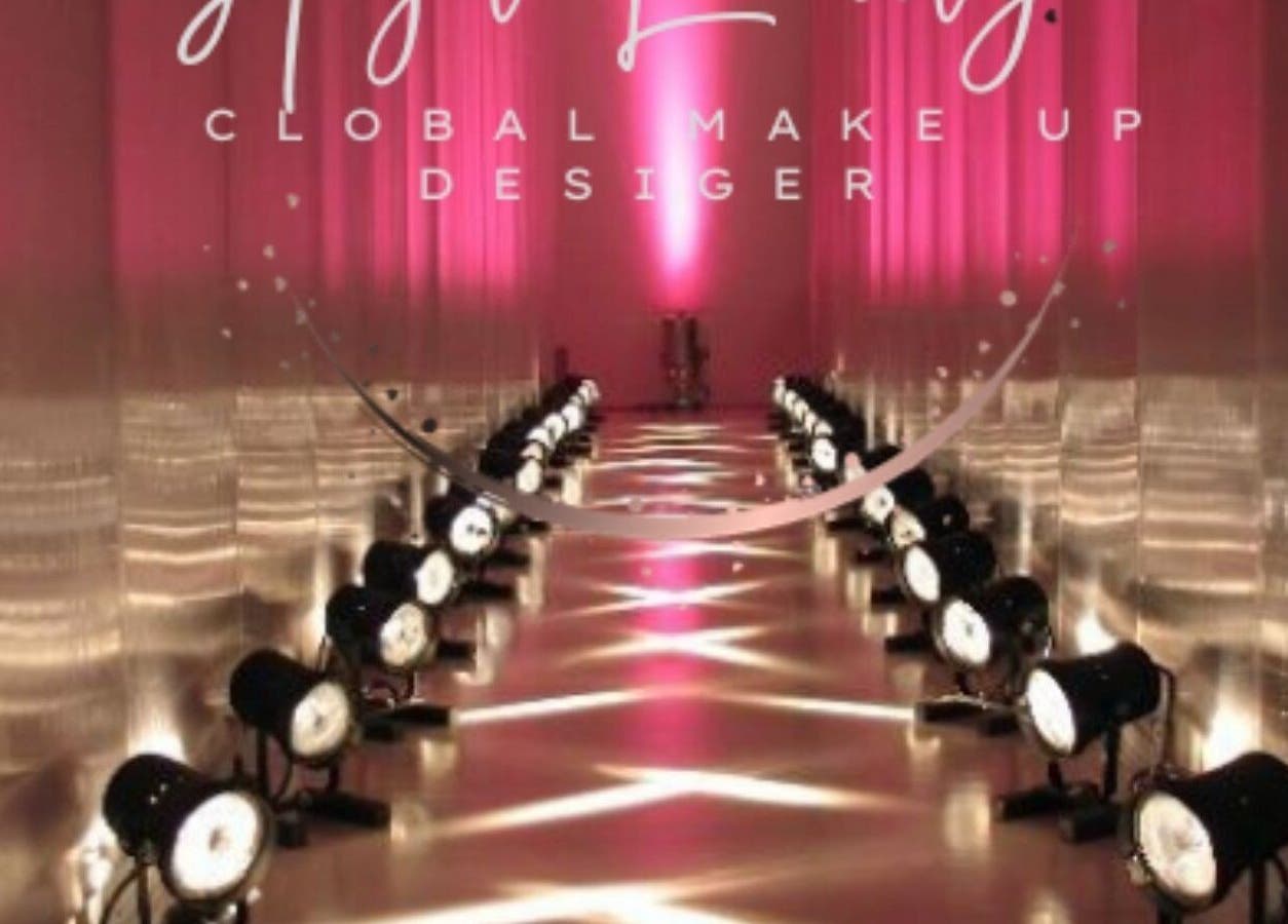 Εκθαμβωτικός διάδρομος στην Angel Emily Global Makeup Designer, Λάρισα, GR με φωτεινές λάμψεις.