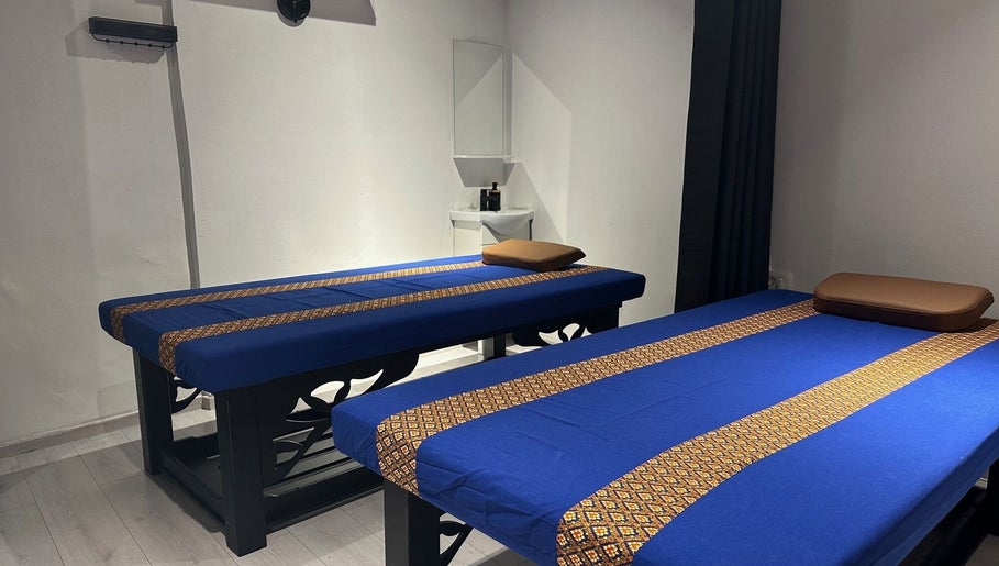 Dvije masažne ležaljke u prostoru Oriental Massage Ragusa, Dubrovnik, Dubrovačko-neretvanska Županija, HR.