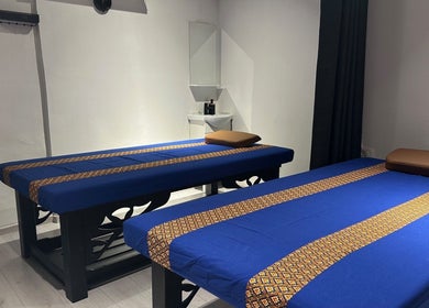 Dvije masažne ležaljke u prostoru Oriental Massage Ragusa, Dubrovnik, Dubrovačko-neretvanska Županija, HR.