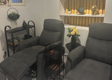 Interijer Oriental Massage Ragusa u Dubrovniku, udobne sjedeće fotelje s cvijećem i dekorom.