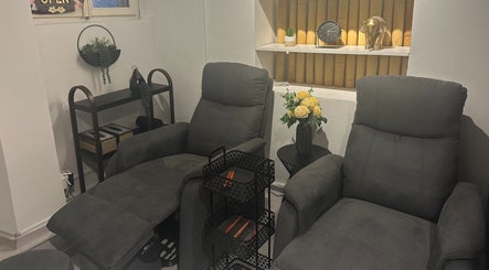 Interijer Oriental Massage Ragusa u Dubrovniku, udobne sjedeće fotelje s cvijećem i dekorom.