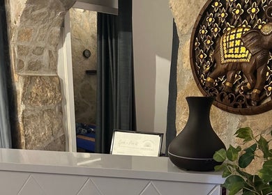Unutarnji prikaz Oriental Massage Ragusa s dekorativnom slonom na zidu, Dubrovnik, Dubrovačko-neretvanska Županija, HR.