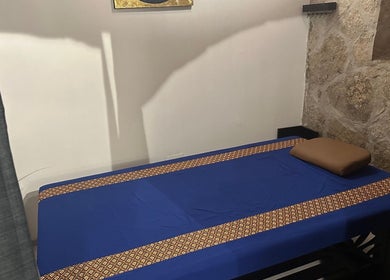 Masažna soba u Oriental Massage Ragusa, Dubrovnik, s elegantnim plavim stolom i ugodnom atmosferom.
