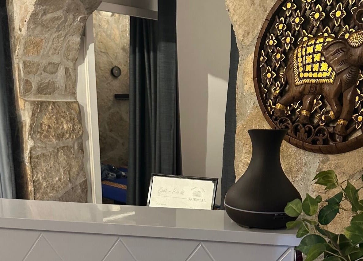 Unutarnji prikaz Oriental Massage Ragusa s elegancijom kamenog zida i unikatnim drvenim rezbarijama u Dubrovniku.