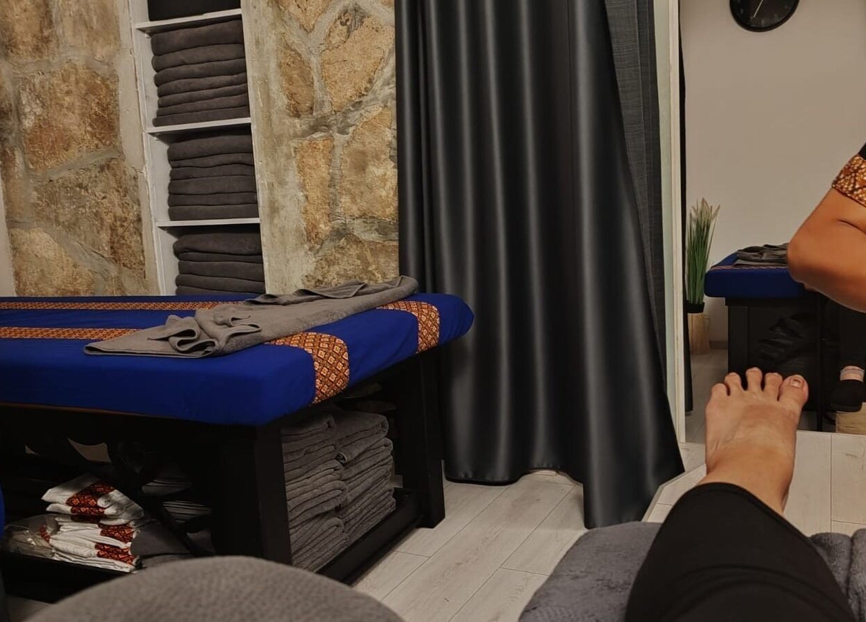 Unutrašnjost Oriental Massage Ragusa u Dubrovniku, opuštajuća atmosfera s plavim masažnim stolom.