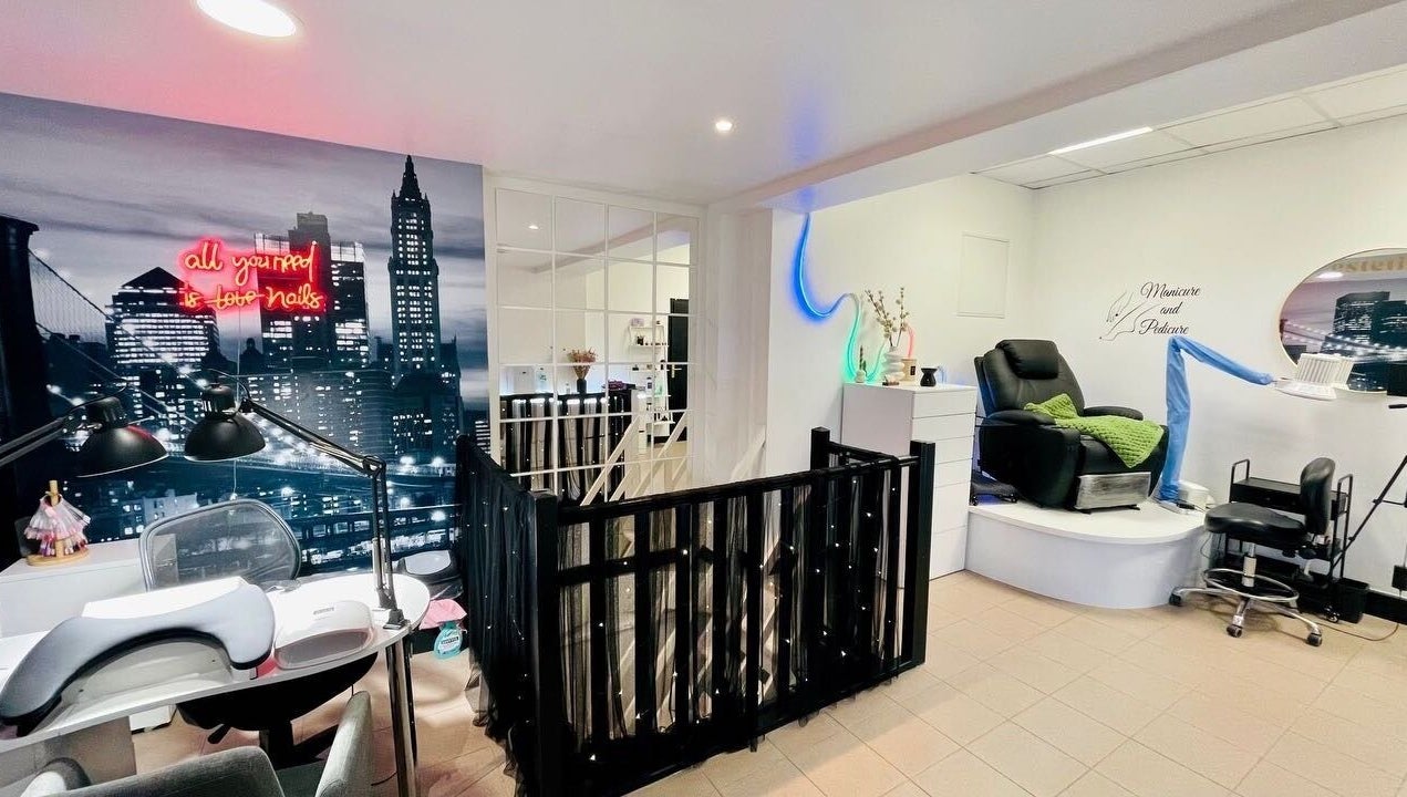 Intérieur moderne de Beauty Salon Estetika à Puteaux, FR, offrant des services de manucure et pédicure.