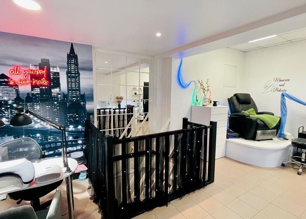 Intérieur moderne de Beauty Salon Estetika à Puteaux, FR, offrant des services de manucure et pédicure.