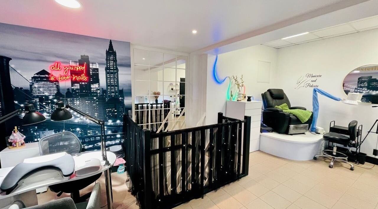 Intérieur moderne de Beauty Salon Estetika à Puteaux, FR, offrant des services de manucure et pédicure.