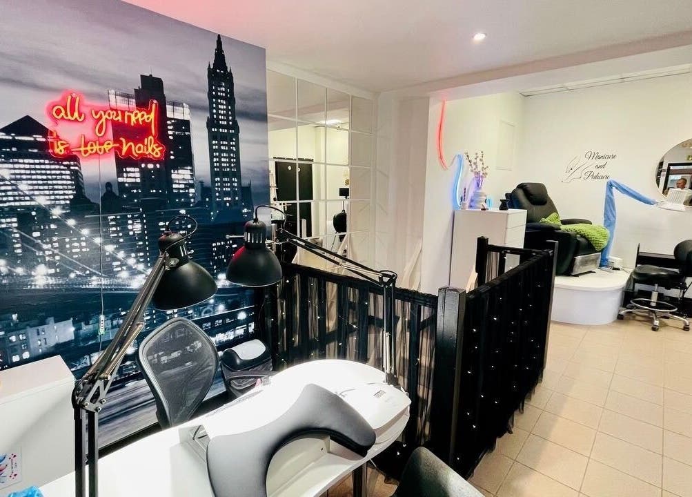Intérieur moderne du Beauty Salon Estetika à Puteaux, FR, avec décoration urbaine et espace manucure confortable.