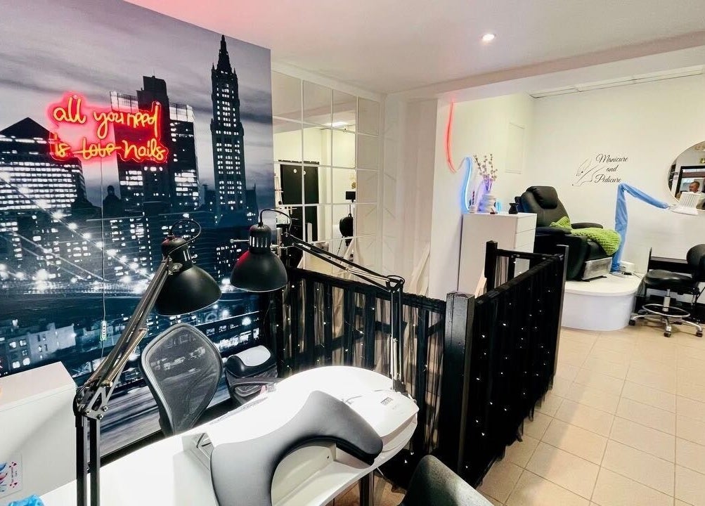 Intérieur moderne du Beauty Salon Estetika à Puteaux, FR, avec décoration urbaine et espace manucure confortable.