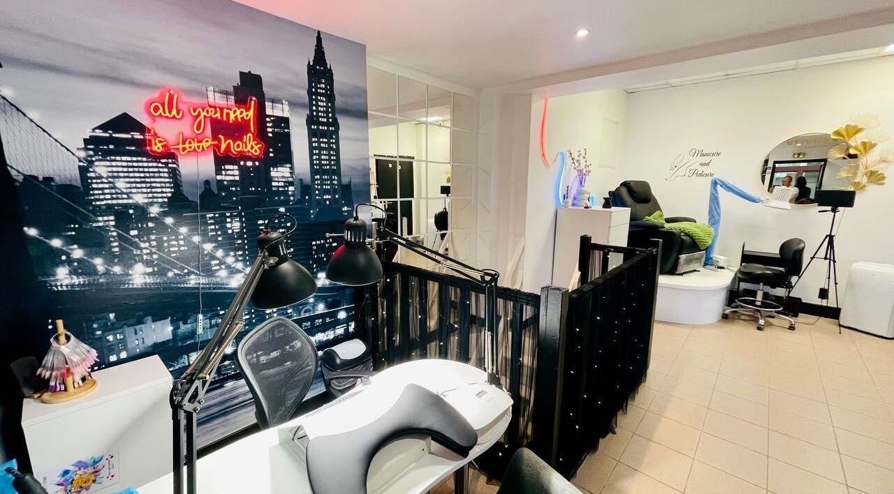 Intérieur moderne du Beauty Salon Estetika à Puteaux, FR, avec décoration urbaine et espace manucure confortable.