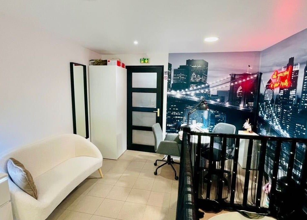 Intérieur chic du Beauty Salon Estetika à Puteaux, FR avec mur urbain et mobilier élégant.