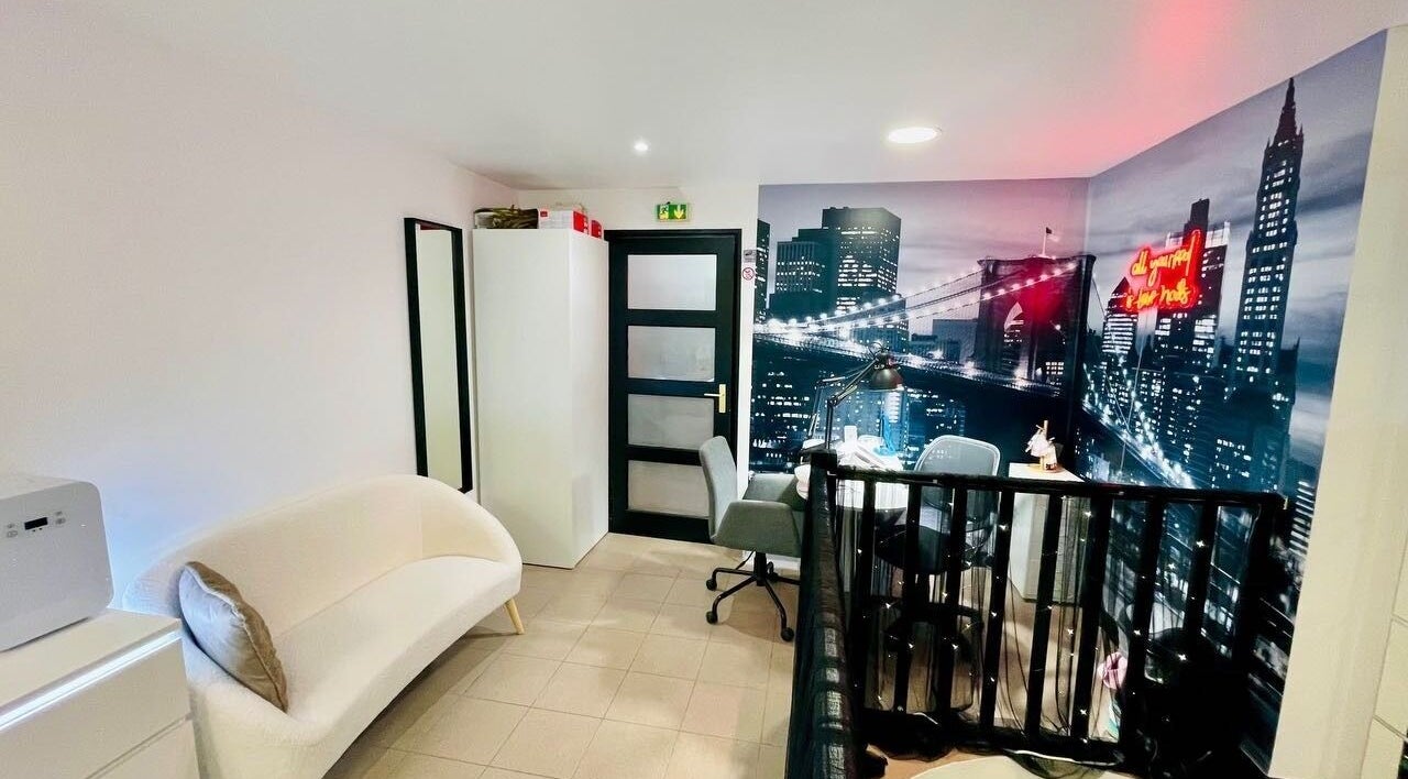 Intérieur chic du Beauty Salon Estetika à Puteaux, FR avec mur urbain et mobilier élégant.