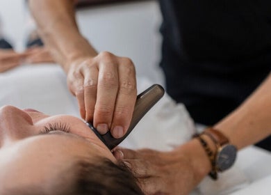 Relaxing scalp treatment at Spa Eves | Scalp Spa + Massage in Austin, Texas, US. Professional care and tranquility.