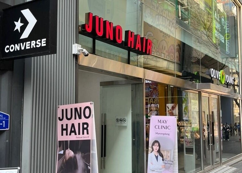Exterior view of 준오헤어 명동4호점 Juno Hair Myungdong 4, located in 서울특별시, 서울특별시, KR.